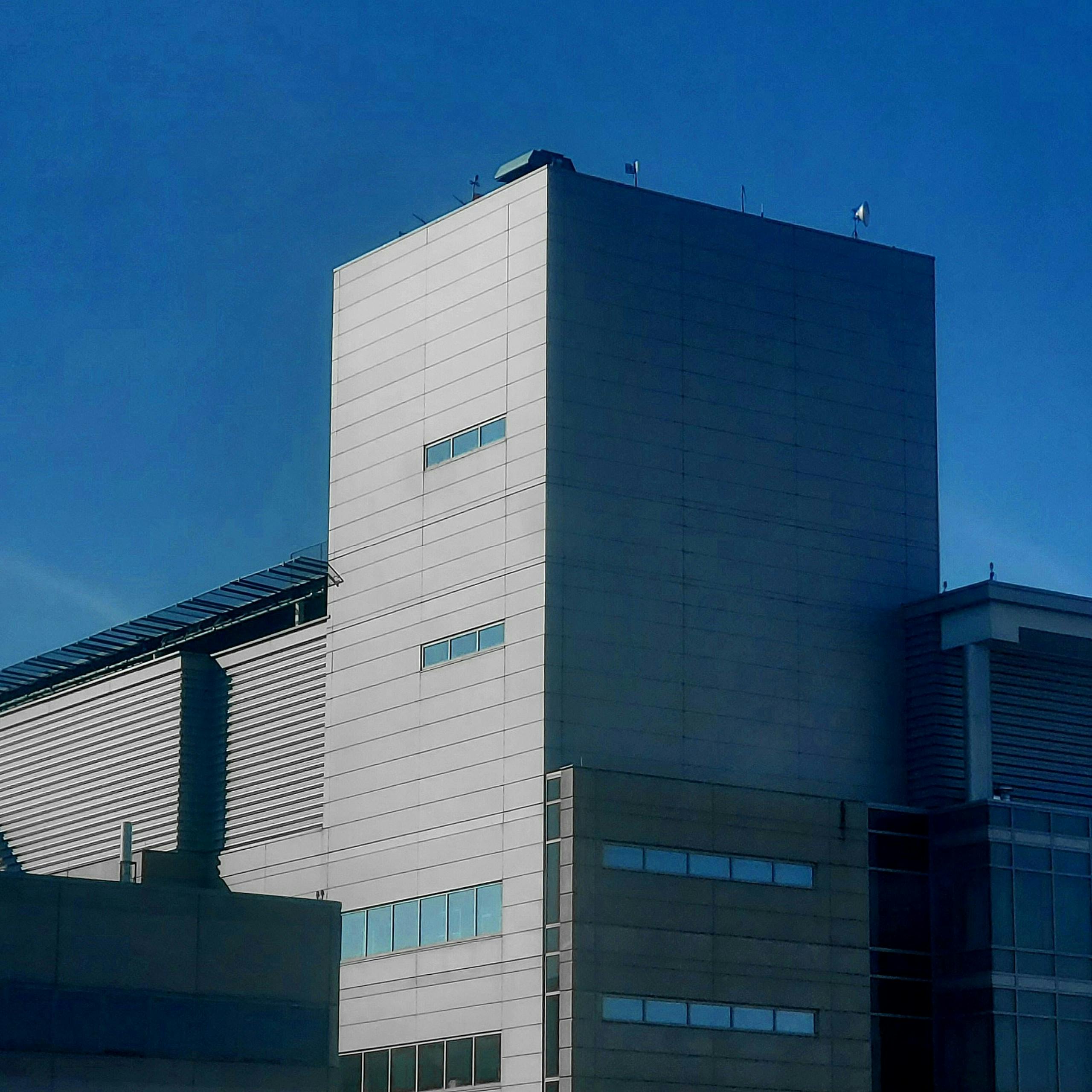 A large modern industrial facility under a clear blue sky in Peoria, Illinois.